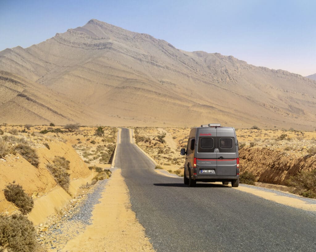 Ein Dethleffs Campervan fährt durch eine Wüstenlandschaft.